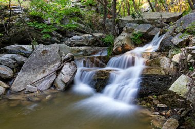 Makedonya 'nın Velvendos kasabası yakınlarındaki Skepasmeno şelalesinin manzarası