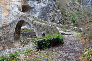 Epirus, Greec 'in Zagori kentindeki Kipi köyü yakınlarındaki geleneksel Kokkorou taş köprüsünün manzarası