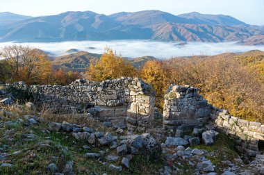 Yunanistan 'ın Trakya kentindeki Kalyva Kalesi' nin arkeolojik sahasındaki duvarların bir kısmı