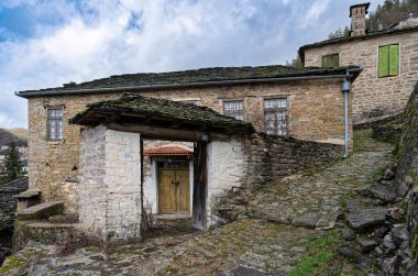 Yunanistan, Epirus 'un Zagori kentindeki Kipoi' de geleneksel mimari taş evler