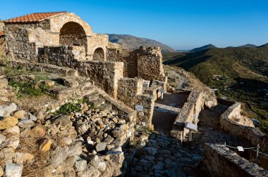 Yunanistan 'ın Skyros kalesindeki Agios Georgios Manastırı arkeolojik sahasının bir parçası