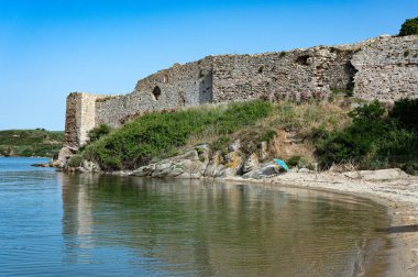 Yunanistan 'ın Makedonya kentindeki Anaktoropolis arkeoloji sahasındaki duvarların bir kısmı