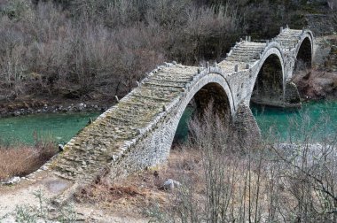 Yunanistan 'ın Winte kentindeki Epirus kentindeki geleneksel Kalogeriko veya Plakidas köprüsünün manzarası