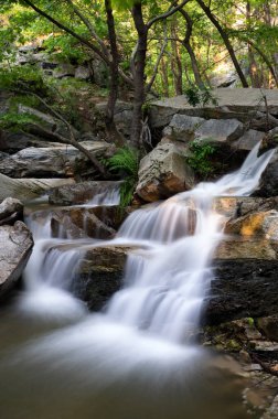 Makedonya 'nın Velvendos kasabası yakınlarındaki Skepasmeno şelalesinin manzarası