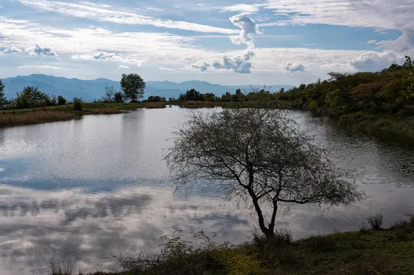 Yunanistan 'ın kuzeyindeki Kerkini Gölü yakınlarındaki Agios Prodromos' a adanmış göletin manzarası
