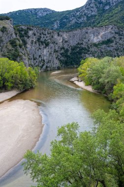 Makedonya 'daki Nestos Nehri ve Yunanistan' ın Baharda Görüş Alanı