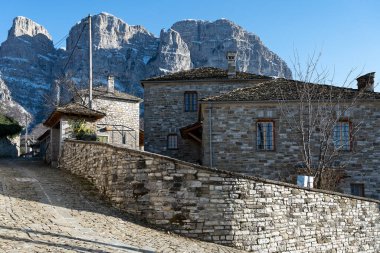 Yunanistan 'ın Epirus kentindeki Papigo köyünde geleneksel mimari ve kaldırım taşı dar sokaklardan oluşan taş evler