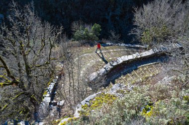 Zagori, Yunanistan - 21 Ocak 2022: Yunanistan 'ın Epirus kentindeki Vitsa köyündeki taş patika olan Skala Vitsas' ta yürüyüş