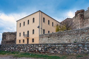 Heptapyrgion veya Yedikule (Yedi Kuleler), eski bir kale, daha sonra bir hapishane ve şimdi de Yunanistan 'ın Selanik kentinde bir müze. Dış binanın ve duvarların bir kısmının görüntüsü.