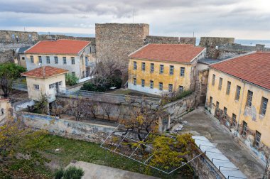 Heptapyrgion veya Yedikule (Yedi Kuleler), eski bir kale, daha sonra bir hapishane ve şimdi de Yunanistan 'ın Selanik kentinde bir müze. Hapishane binalarının panoramik manzarası ve duvarların bir kısmı.