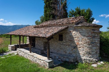 Yunanistan 'ın kuzeyindeki Veleventos kasabasındaki Bizans Kilisesi' nin manzarası