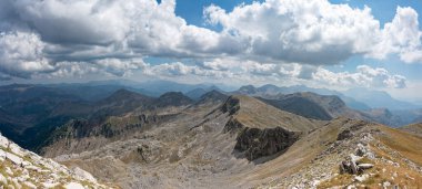 Yunanistan 'ın Selanik kentindeki Lakmos veya Peristeri Dağı' ndaki panoramik dağ manzarası