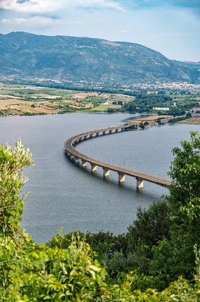 从希腊马其顿Polyfytos人工湖Neraida村看Servia高桥 图库照片