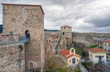 Heptapyrgion veya Yedikule (Yedi Kuleler), eski bir kale, daha sonra bir hapishane ve şimdi de Yunanistan 'ın Selanik kentinde bir müze. Duvarların panoramik manzarası ve hapishane kilisesi.