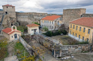 Heptapyrgion veya Yedikule (Yedi Kuleler), eski bir kale, daha sonra bir hapishane ve şimdi de Yunanistan 'ın Selanik kentinde bir müze. Hapishane binalarının panoramik manzarası ve duvarların bir kısmı.