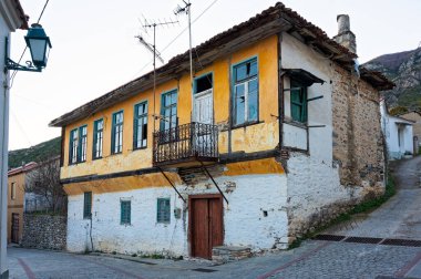 Yunanistan 'ın kuzeyindeki Mesoropi köyünde eski terk edilmiş geleneksel mimari evi.