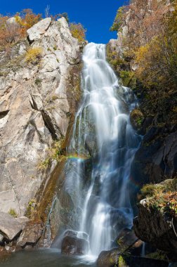 Yunanistan 'ın sonbaharda Makedonya' daki Rodop dağlarındaki Lepida şelalesinin manzarası 