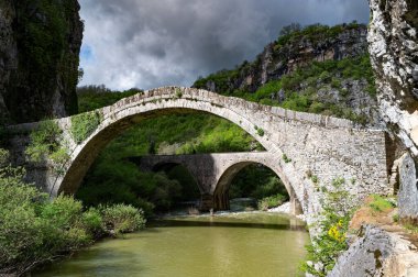 Yunanistan 'ın Sprin kentindeki Epirus kentindeki geleneksel Noutsos veya Kokkoros Taş Köprüsü manzarası