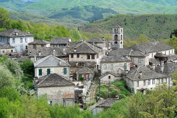 Yunanistan 'ın İlkbaharda Zagori kentindeki geleneksel Dilofo köyü manzarası