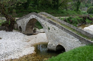 Yunan Epirus 'taki geleneksel Vrosina taş köprüsünün manzarası