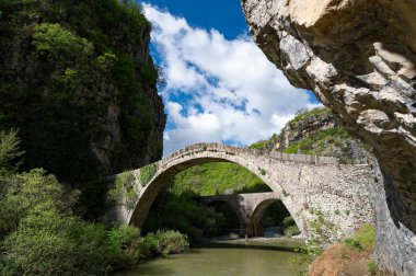 Yunanistan 'ın Sprin kentindeki Epirus kentindeki geleneksel Noutsos veya Kokkoros Taş Köprüsü manzarası