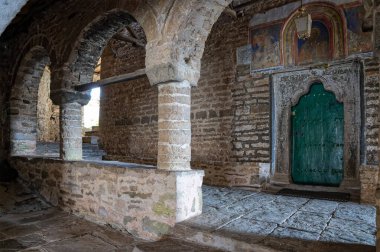 Yunanistan 'ın Epirus kentindeki Zagori bölgesinde bulunan geleneksel Skamneli köyünde eski Bakire veya Koimisis tis Theotokou Dormition Kilisesi manzarası