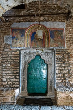 Yunanistan 'ın Epirus kentindeki Zagori bölgesinde bulunan geleneksel Skamneli köyünde eski Bakire veya Koimisis tis Theotokou Dormition Kilisesi manzarası