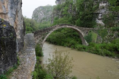 Yunanistan 'ın Sprin kentindeki Epirus kentindeki geleneksel Noutsos veya Kokkoros Taş Köprüsü manzarası