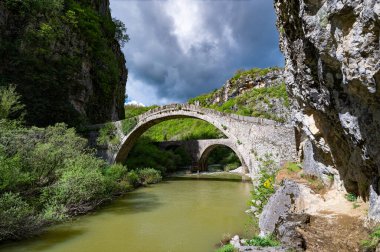 Yunanistan 'ın Sprin kentindeki Epirus kentindeki geleneksel Noutsos veya Kokkoros Taş Köprüsü manzarası