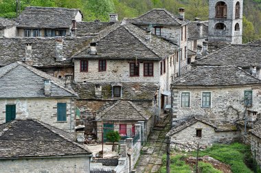 Yunanistan 'ın İlkbaharda Zagori kentindeki geleneksel Dilofo köyü manzarası