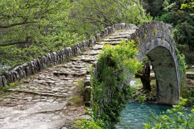 Yunanistan 'ın Sprin kentindeki Epirus kentindeki geleneksel Klidonia Taş Köprüsü manzarası