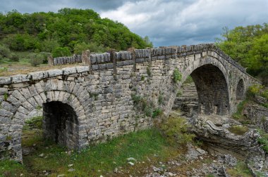 Yunanistan 'ın Sprin kentindeki Epirus kentindeki geleneksel Greci Taş Köprüsü manzarası