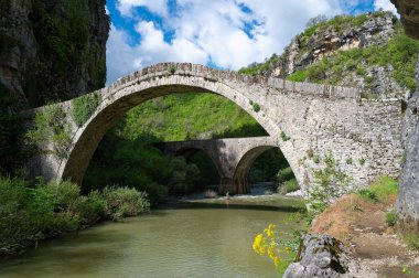 Yunanistan 'ın Sprin kentindeki Epirus kentindeki geleneksel Noutsos veya Kokkoros Taş Köprüsü manzarası