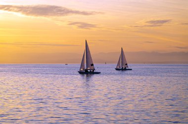 Günbatımında Selanik, Yunanistan 'da yelkenli yarışı