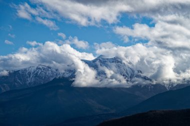 İlkbaharda Yunanistan 'ın en yüksek dağı olan Olimpos Dağı' nın manzarası