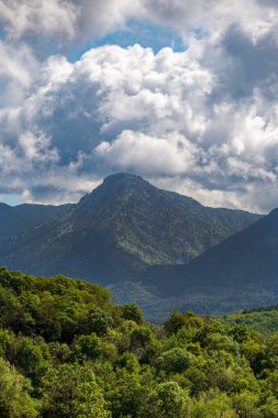 Baharda Zagori, Epirus, Yunanistan 'da bulutlu dağ manzarası