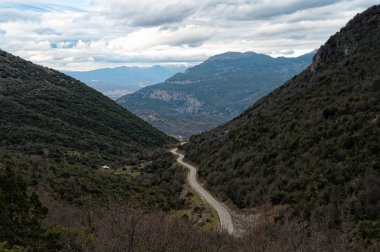 Kışın Yunanistan 'ın Zagori, Epirus bölgesinde dolambaçlı yolu olan dağ manzarası