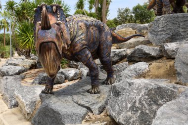 Pattaya, Tayland-4 Eylül 2020: Nong Nooch Tropik Botanik Bahçesi 'ndeki dinozor heykeli çok güzel