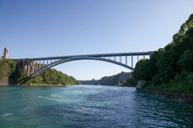 New York, ABD 'deki Gökkuşağı Köprüsü Niagara Şelalesi.