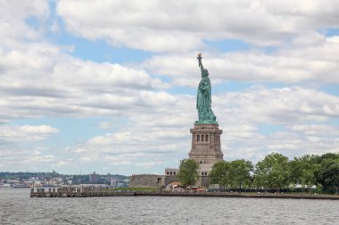 New York, ABD-15 Haziran 2018: Yanındaki özgürlük heykeli Amerika Birleşik Devletleri 'nin New York şehrinde ünlü olmuştur. .