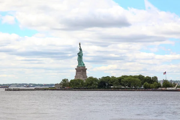 Нью Йорк Сша Июня 2018 Года Статуя Свободы Взгляд Издалека — стоковое фото