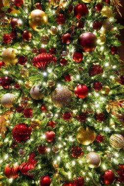 Noel Ağacı Dekorasyonu Mücevherlerle ve arka plandan gelen ışıklarla