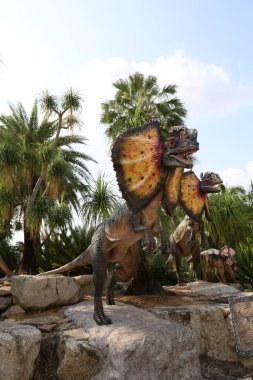 Pattaya, Tayland-28 Ocak 2022: Dinazor heykeli Nong Nooch Tropik Botanik Bahçesi 'nde tatil için çok güzeldir