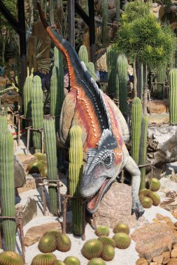 Pattaya, Tayland-28 Ocak 2022: Dinazor heykeli Nong Nooch Tropik Botanik Bahçesi 'nde tatil için çok güzeldir