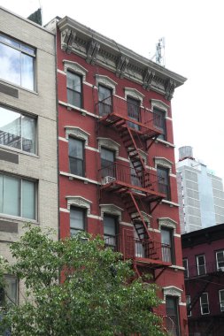 New York-Haziran 15: 2018: ABD 'de New York' ta yol kenarında büyük bir apartman binası..