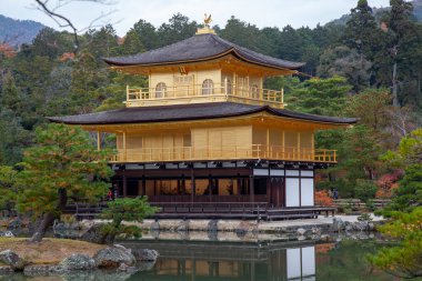 Kinkaku-ji Tapınağı ve Japonya 'daki sonbahar parkı..