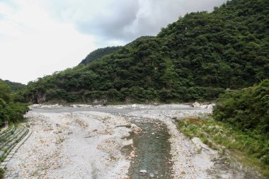 Hualien, Tayvan 'daki Taroko Ulusal Parkı' ndaki nehir manzarası.
