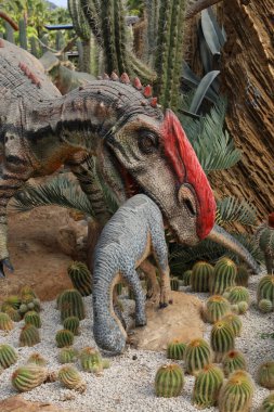 Pattaya, Tayland-28 Ocak 2022: Dinazor heykeli Nong Nooch Tropik Botanik Bahçesi 'nde tatil için çok güzeldir