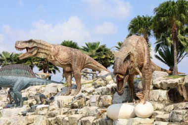 Pattaya, Tayland-28 Ocak 2022: Dinazor heykeli Nong Nooch Tropik Botanik Bahçesi 'nde tatil için çok güzeldir