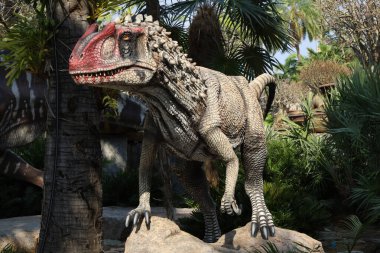 Pattaya, Tayland-28 Ocak 2022: Dinazor heykeli Nong Nooch Tropik Botanik Bahçesi 'nde tatil için çok güzeldir